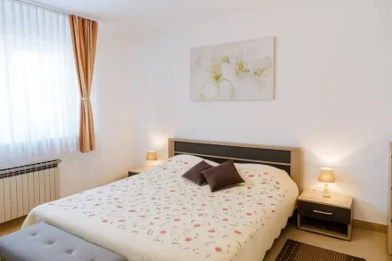 Spavaća soba s velikim krevetom – Apartman Jelena